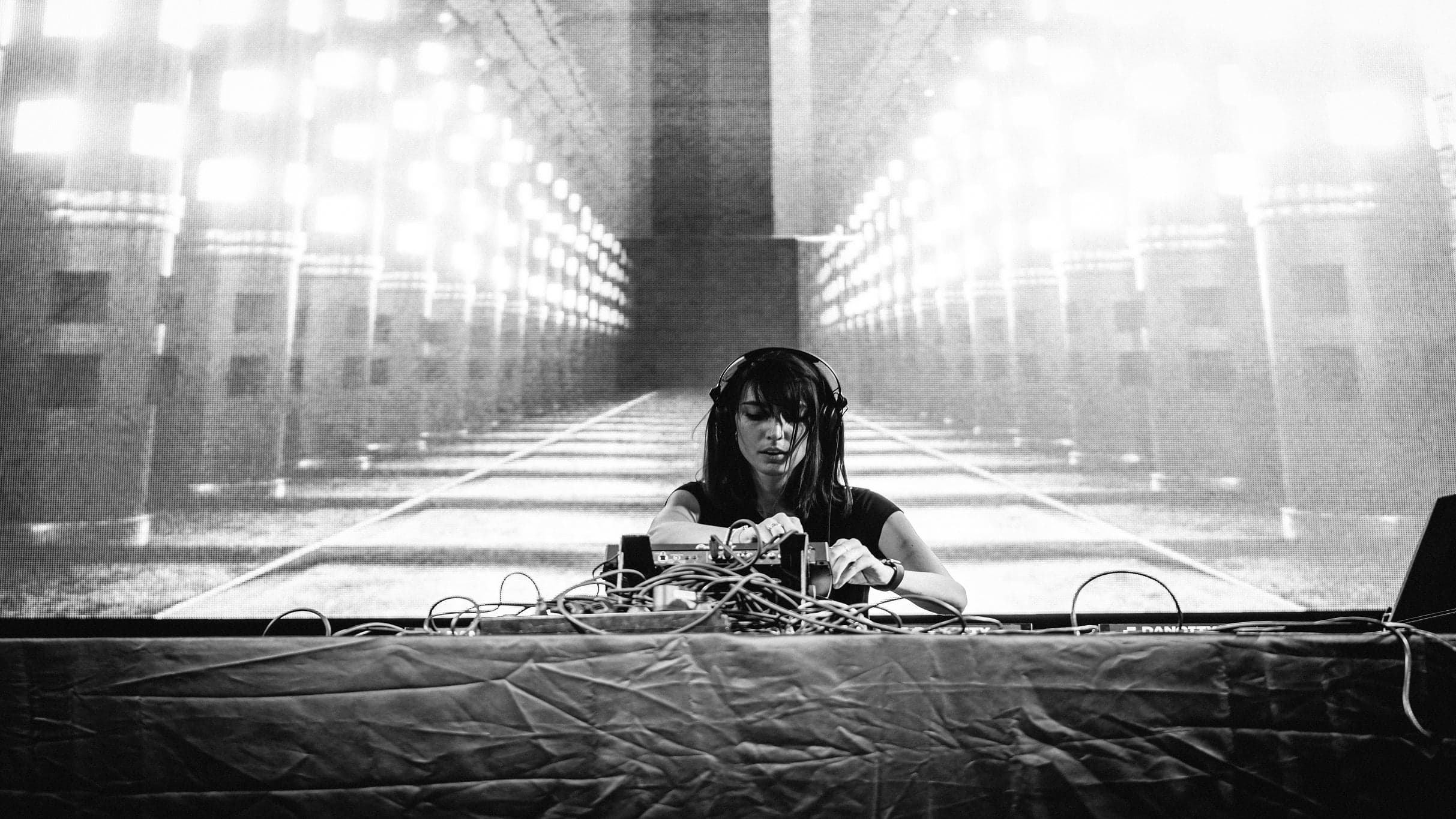Amelie Lens - Creamfields 2025 - Saturday - Gold - zdjęcie 5